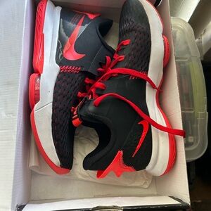 Nike Black and Red Sneakers Modern Athletic Design